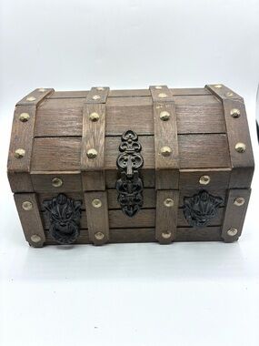 READ Vintage Mele Wooden Treasure Chest Jewelry Box Velvet Lined Lion Heads